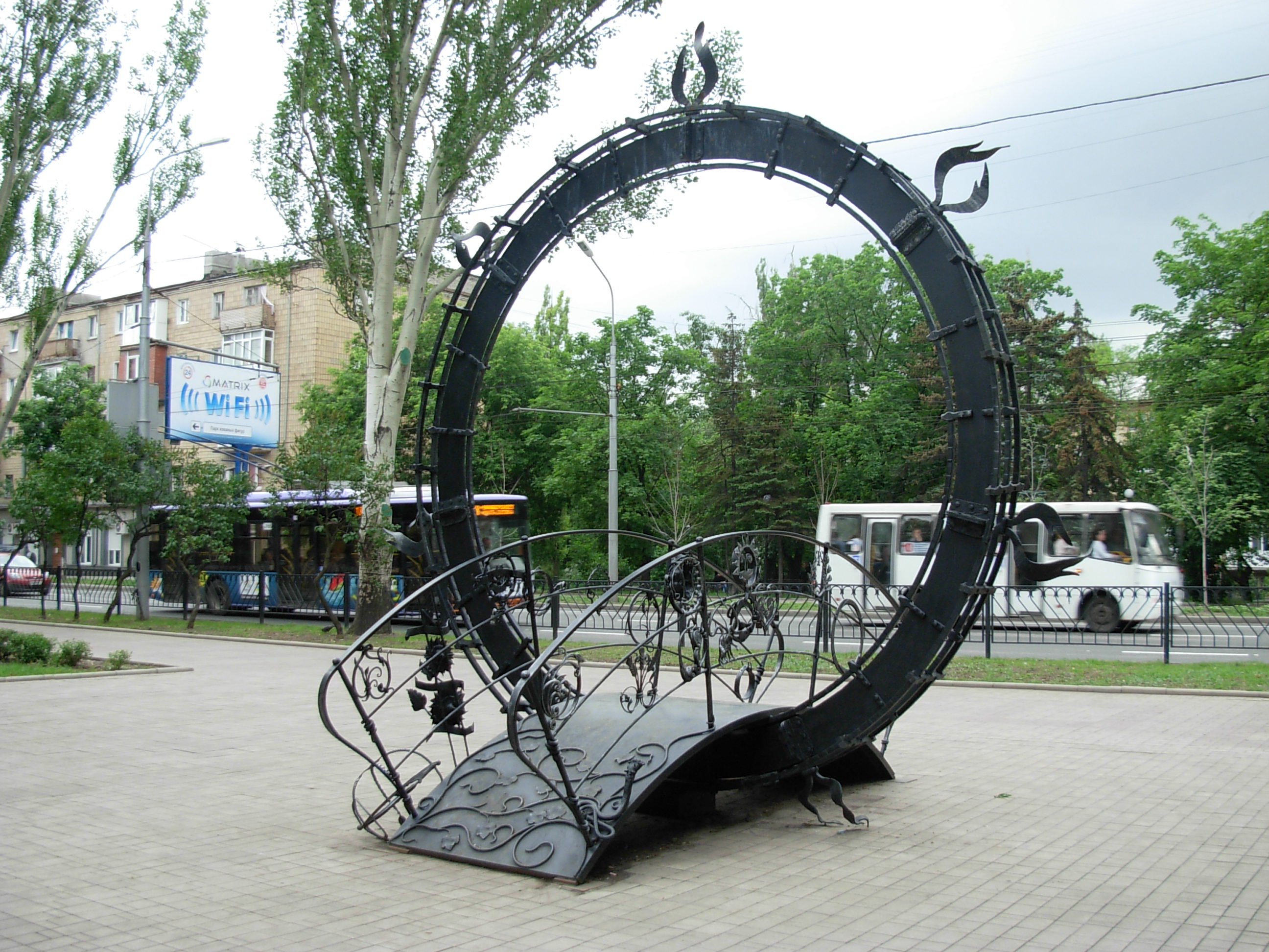 Сказочные фигуры увековечили Донецк в парке