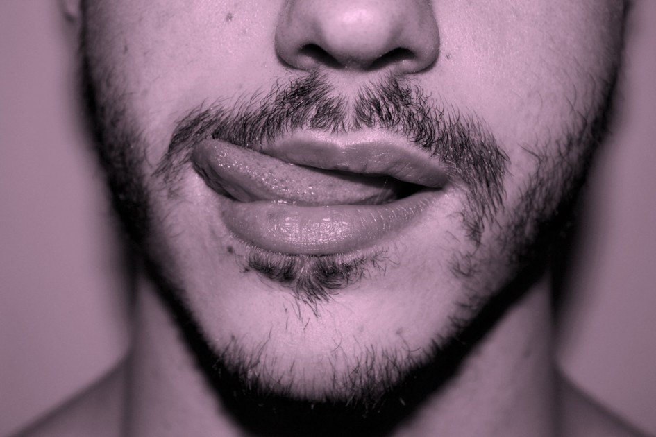 Открытый рот мужчины. Губы мужские. Красивые мужские губы. Мужские губы с языком.