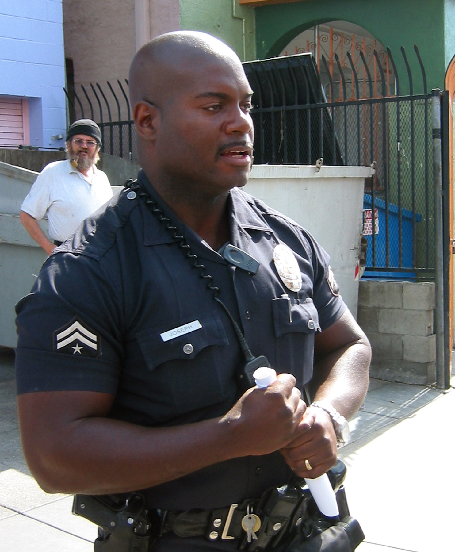 Темнокожий полицейский. LAPD Joseph Deon. Мистер Бэнкс афроамериканец. Афроамериканец полицейский.