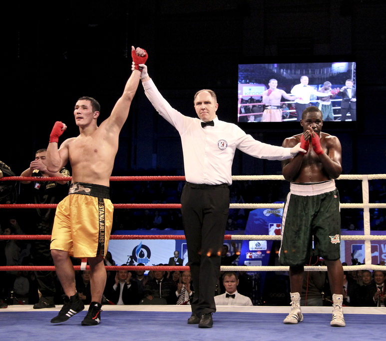 Бокс победа. Флойд мейвезер мэнни пакьяо. Боксер на ринге один. Выиграть в боксах. Судейство в боксе.