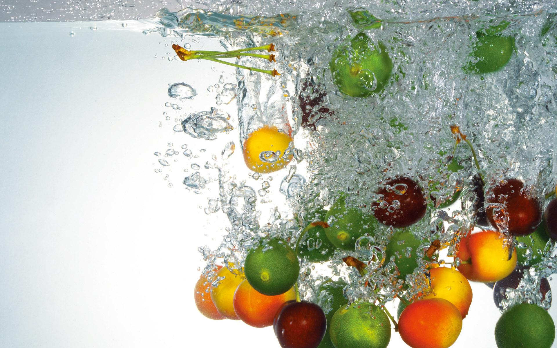 Свежесть фруктов. Фрукты в воде. Сочные фрукты. Сочные фрукты в воде. Фрукты в брызгах воды.
