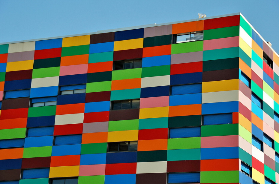Проект цветной. Цветные фасады. Разноцветные здания. Яркие фасады зданий. Разноцветный фасад.