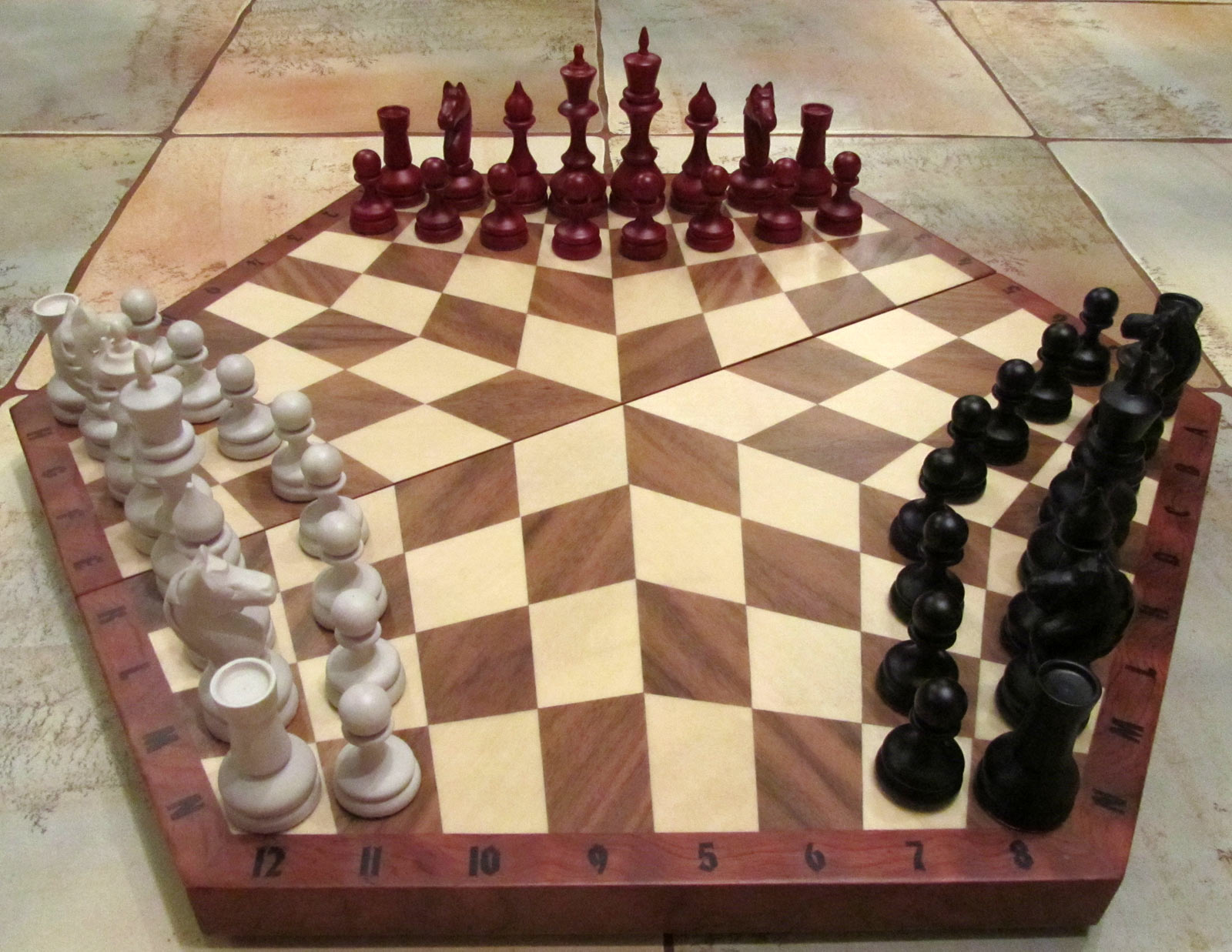 Варианты шахматных игр. Шахматы на 3 игрока. Шахматы 3 на 3. Игра шахматы на троих. Гексагональные шахматы Глинского.